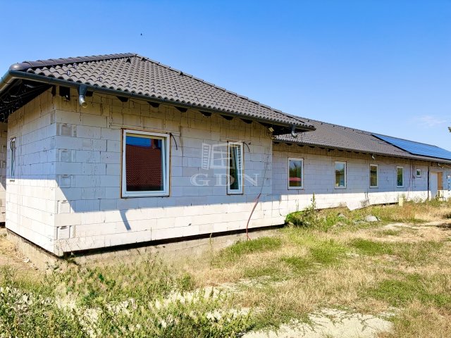 Eladó családi ház, Vácszentlászlón 139.9 M Ft, 7 szobás