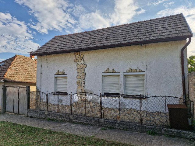 Eladó családi ház, Tolnán 26.9 M Ft, 2 szobás