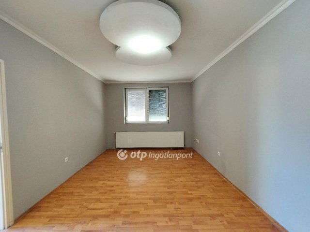 Eladó téglalakás, Kisújszálláson 10.5 M Ft, 2+1 szobás