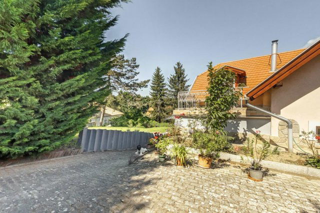 Eladó ikerház, Esztergomban 99 M Ft, 5+1 szobás