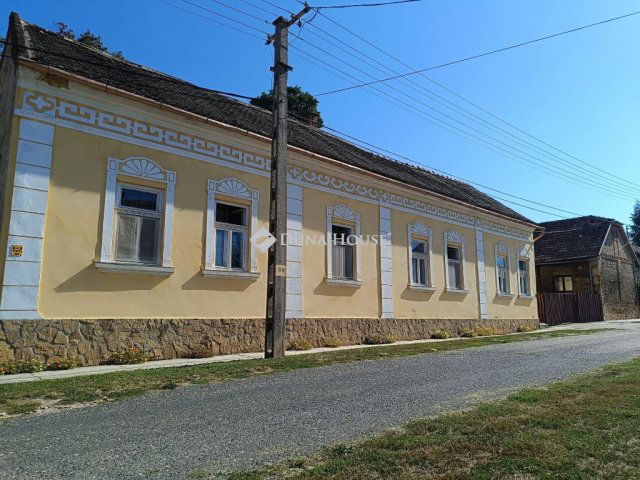 Eladó családi ház, Hőgyészen 12.9 M Ft, 4 szobás
