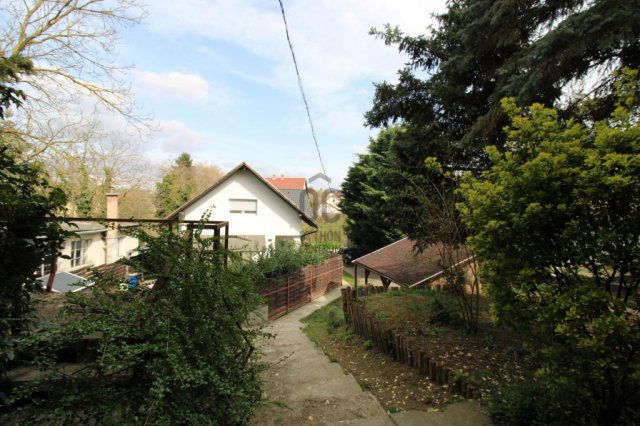 Eladó családi ház, Pécelen 98 M Ft, 8 szobás