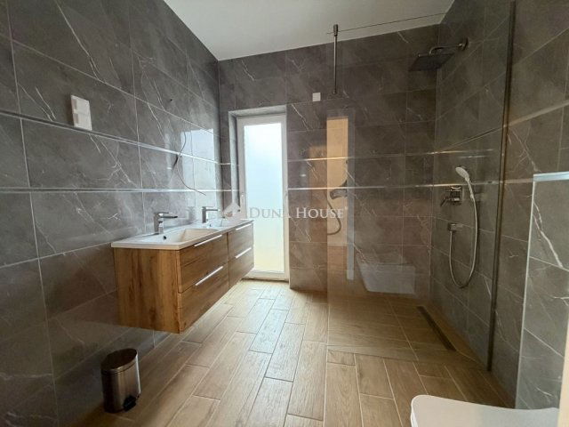 Eladó téglalakás, Balatonfüreden 139.9 M Ft, 3 szobás