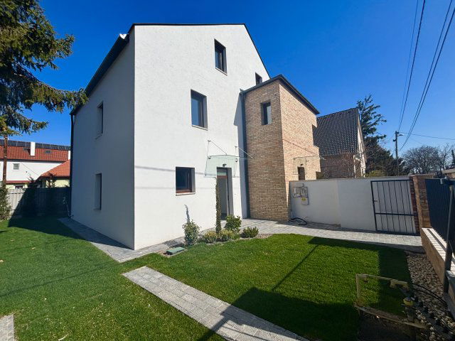 Eladó ikerház, Balatonfüreden, Iskola utcában 140 M Ft