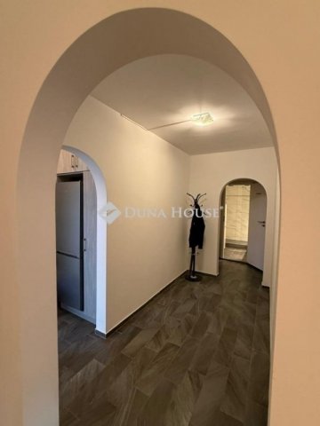 Eladó téglalakás, Pécsett 59.9 M Ft, 3 szobás