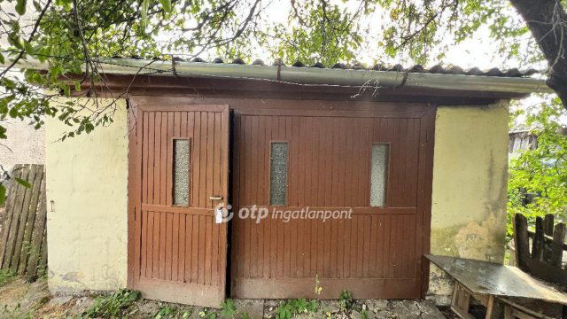 Eladó családi ház, Pápán 37.9 M Ft, 2 szobás