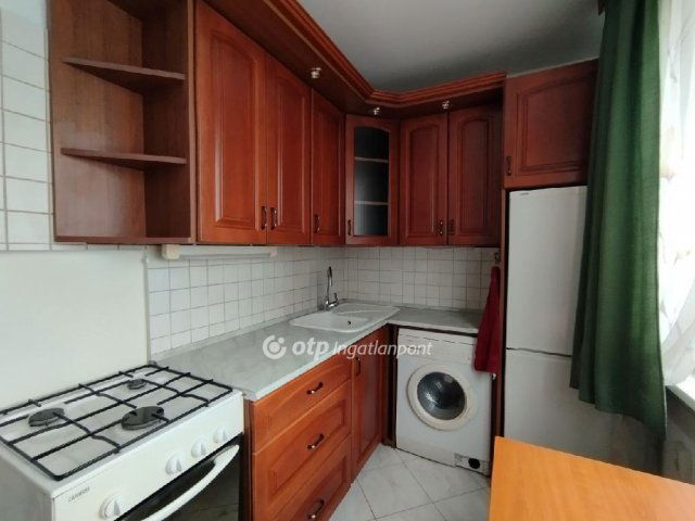 Eladó panellakás, Székesfehérvárott 61.9 M Ft, 1+2 szobás