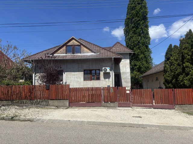 Eladó családi ház, Pécelen 174.9 M Ft, 4+2 szobás