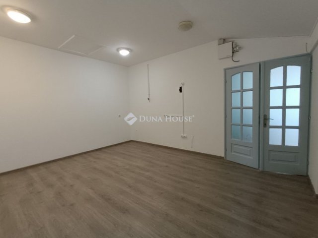 Kiadó üzlethelyiség, Kecskeméten 350 E Ft / hó, 2 szobás
