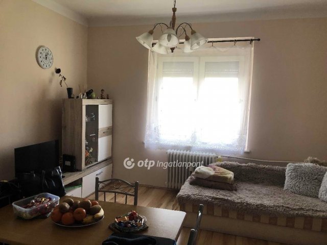 Eladó téglalakás, Ajkán 34 M Ft, 2 szobás