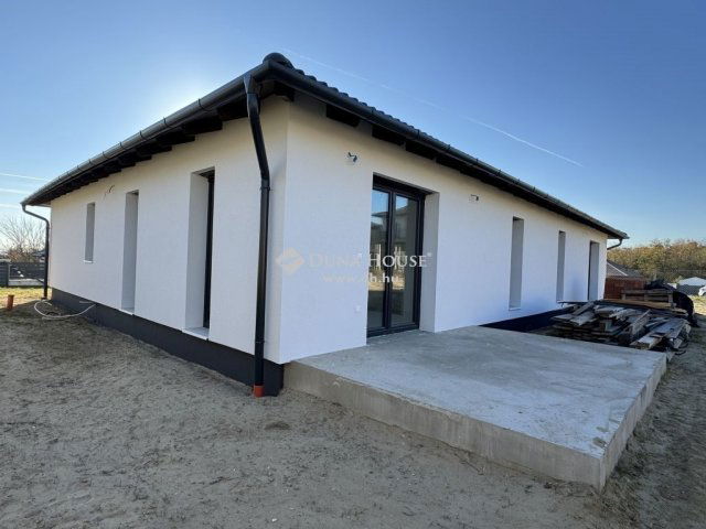 Eladó ikerház, Nagytarcsán 105 M Ft, 4 szobás