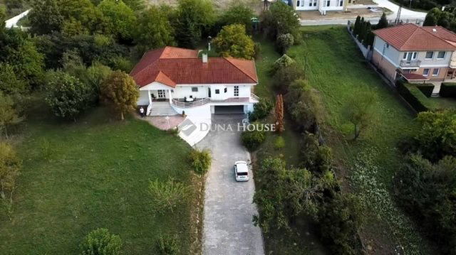 Eladó családi ház, Esztergomban 217.385 M Ft, 8 szobás