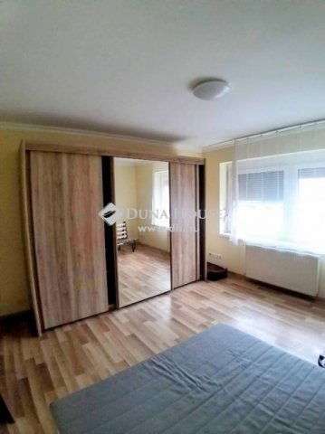 Eladó családi ház, Szigetszentmiklóson 399.9 M Ft, 6 szobás