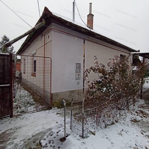 Eladó családi ház, Szolnokon 18 M Ft, 2 szobás
