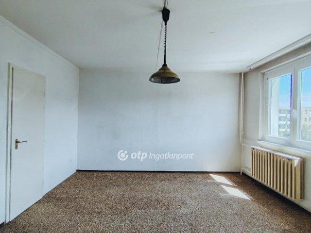 Eladó panellakás, Ajkán 26.9 M Ft, 1 szobás