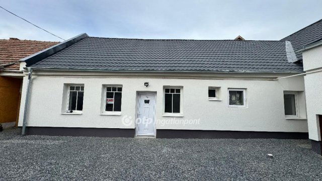 Eladó téglalakás, Pápán 51.9 M Ft, 1+1 szobás