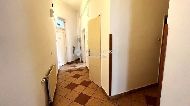 Eladó téglalakás, Szombathelyen 69 M Ft, 4 szobás