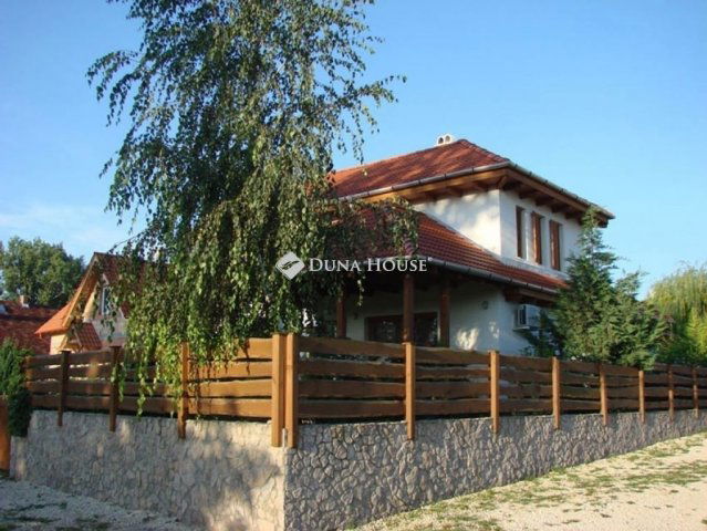 Eladó családi ház, Etyeken 148 M Ft, 7 szobás