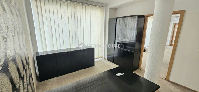 Eladó iroda, Pécsett, Jókai téren 59.99 M Ft