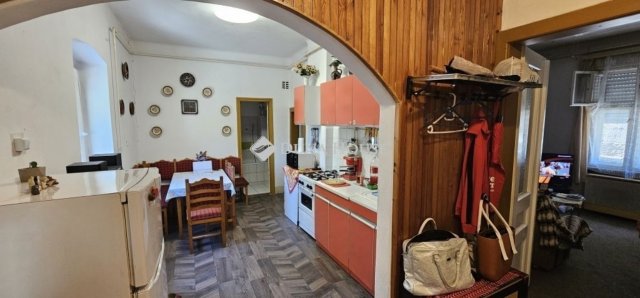Eladó családi ház, Pécsett 39.99 M Ft, 3 szobás