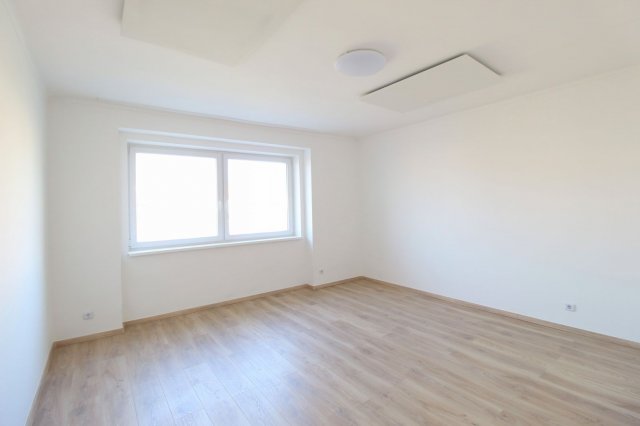 Eladó téglalakás, Győrött 63 M Ft, 2 szobás