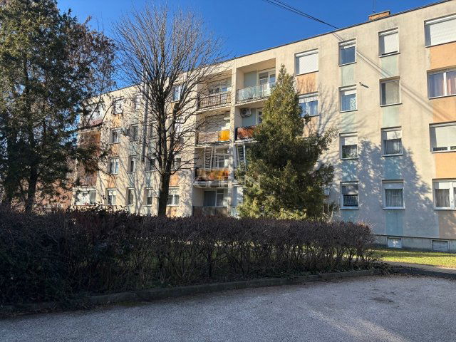 Eladó panellakás, Komáromban 29.9 M Ft, 1 szobás