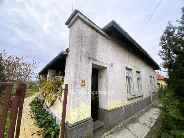 Eladó családi ház, Fegyverneken 14 M Ft, 3 szobás