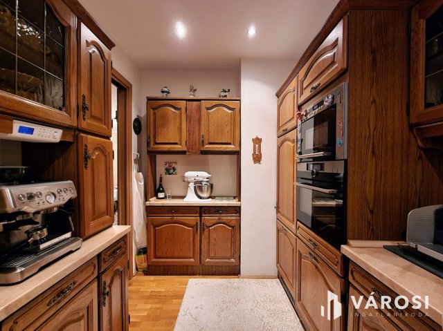 Eladó családi ház, Győrött 219.99 M Ft, 7+2 szobás