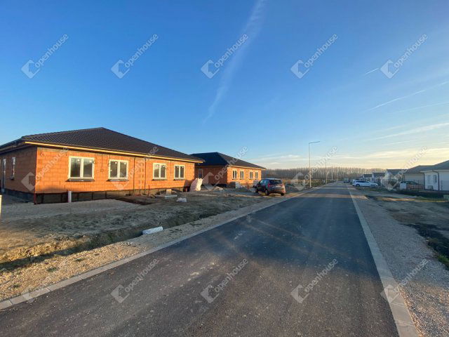 Eladó ikerház, Héderváron 74.9 M Ft, 4 szobás