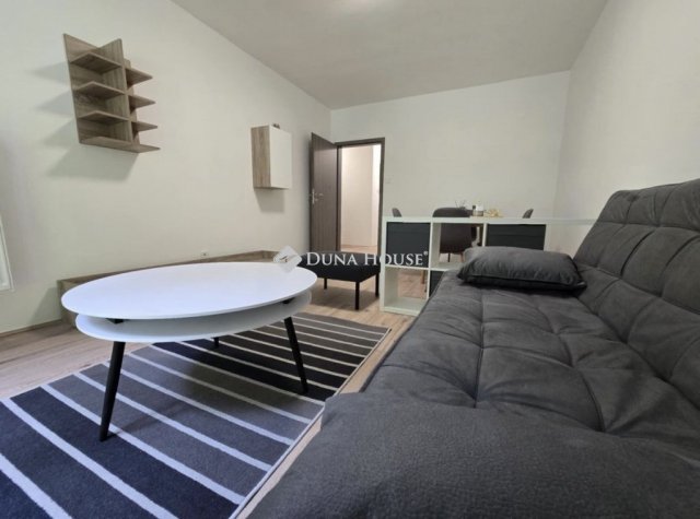 Kiadó panellakás, albérlet, Pécsett 210 E Ft / hó, 2 szobás
