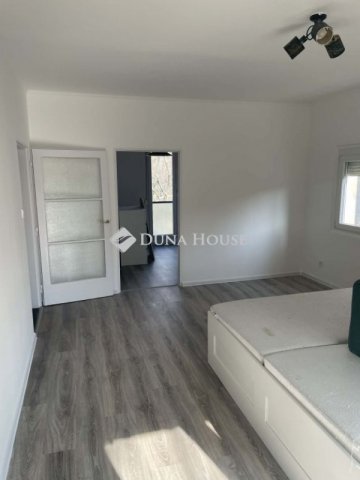 Eladó panellakás, Pécsett 57 M Ft, 2 szobás