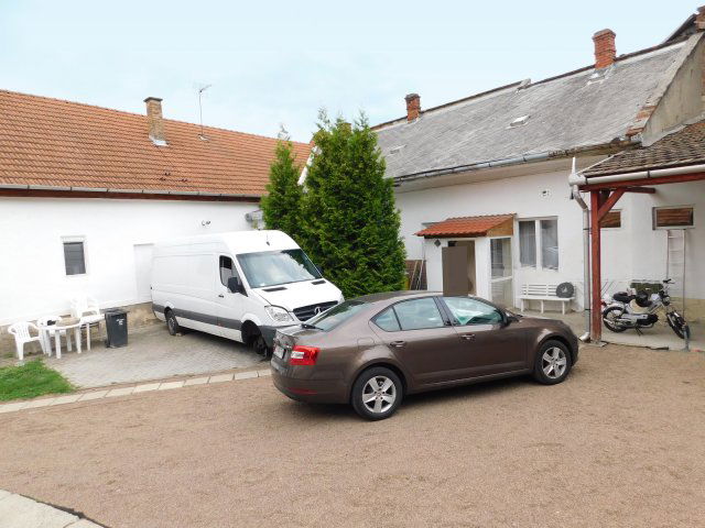 Eladó családi ház, Egerben 185 M Ft, 8 szobás