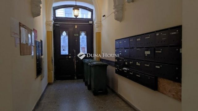 Eladó téglalakás, Budapesten, VI. kerületben 76.9 M Ft, 2 szobás