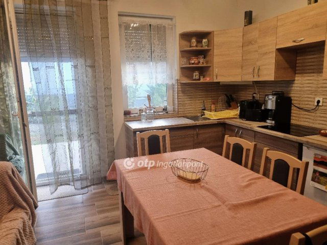 Eladó ikerház, Tökölön 80 M Ft, 4 szobás