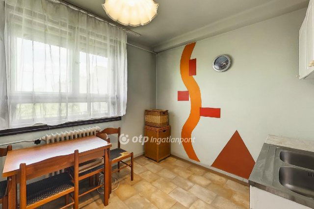 Eladó téglalakás, Cegléden 36.9 M Ft, 2 szobás