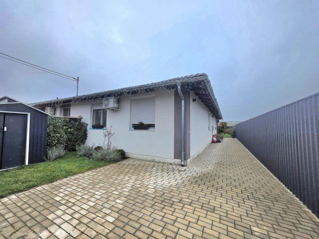 Eladó ikerház, Nagytarcsán 159.9 M Ft, 3+1 szobás