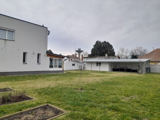 Eladó ikerház, Szarvason 79.9 M Ft, 7 szobás