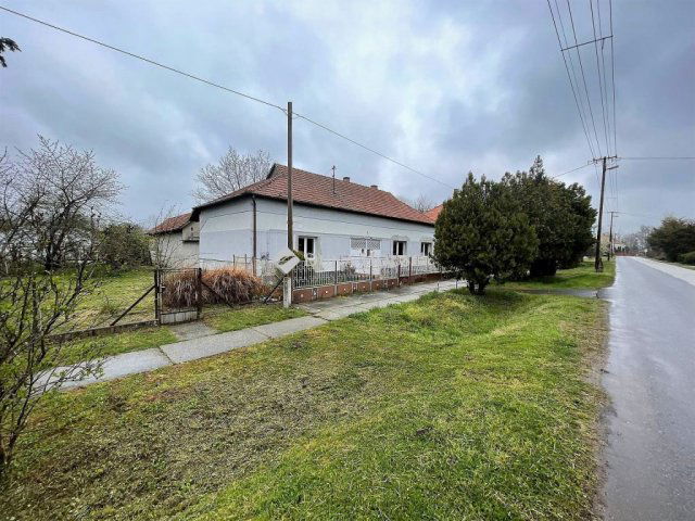 Eladó családi ház, Bakson 24.9 M Ft, 5 szobás
