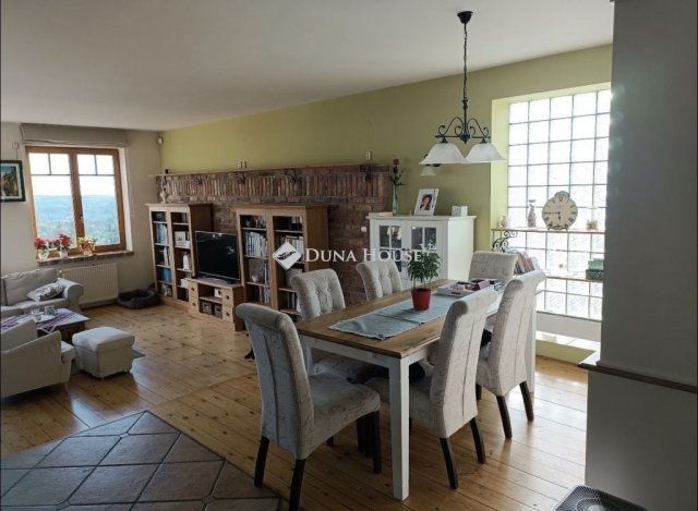 Eladó családi ház, Szadán 174.9 M Ft, 5 szobás