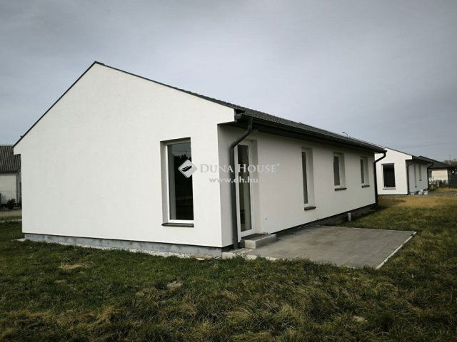 Eladó téglalakás, Vámosszabadin 90 M Ft, 4 szobás