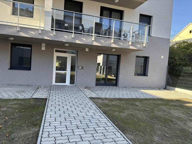 Eladó téglalakás, Siófokon 62.3 M Ft, 1 szobás