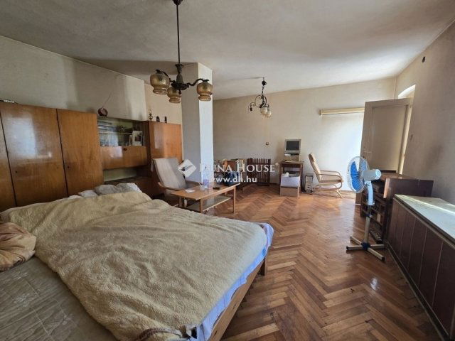 Eladó családi ház, Pécsett 44.9 M Ft, 4 szobás