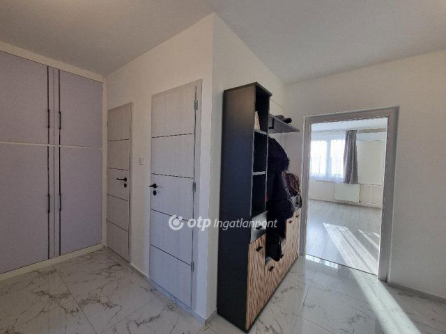 Eladó panellakás, Pápán 44.75 M Ft, 2 szobás