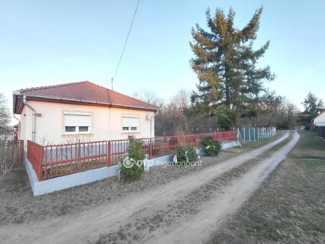Eladó nyaraló, Jászberényben 30 M Ft, 2 szobás