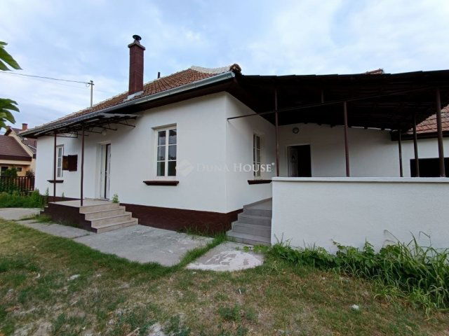 Eladó családi ház, Tápiószentmártonon 39.9 M Ft, 4 szobás