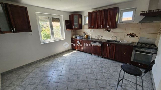 Eladó családi ház, Adonyban 72 M Ft, 8 szobás