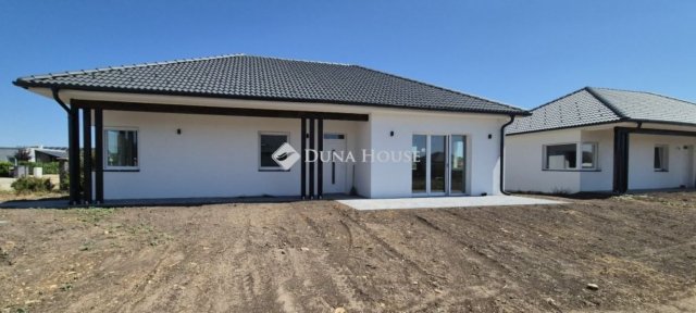 Eladó családi ház, Veszprémben 108 M Ft, 4 szobás