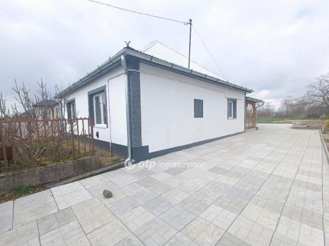 Eladó családi ház, Komorón 20.2 M Ft, 2 szobás