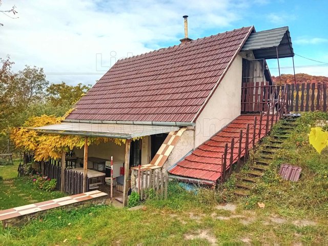 Eladó nyaraló, Pécselyen 42 M Ft, 3 szobás