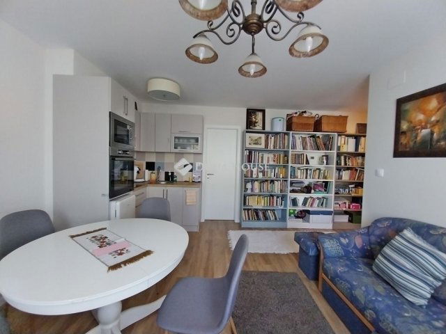 Eladó téglalakás, Szegeden 96 M Ft, 2+2 szobás